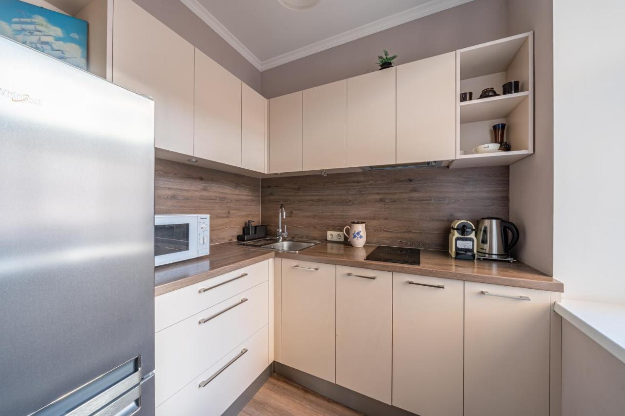 Stylish Latvian Classic 1-Bedroom Apartment Near City Center, Parks & Public Transport Links Rīga Exterior foto