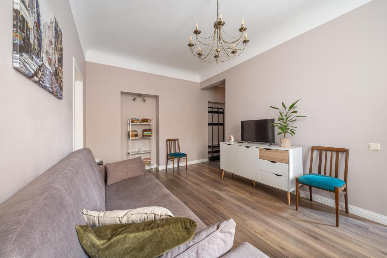 Stylish Latvian Classic 1-Bedroom Apartment Near City Center, Parks & Public Transport Links Rīga Exterior foto