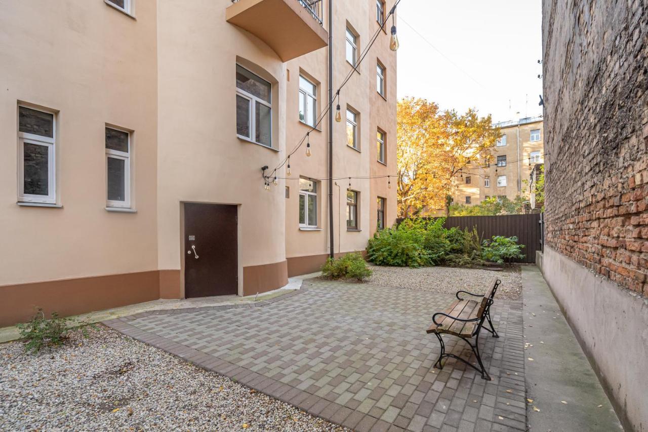Stylish Latvian Classic 1-Bedroom Apartment Near City Center, Parks & Public Transport Links Rīga Exterior foto