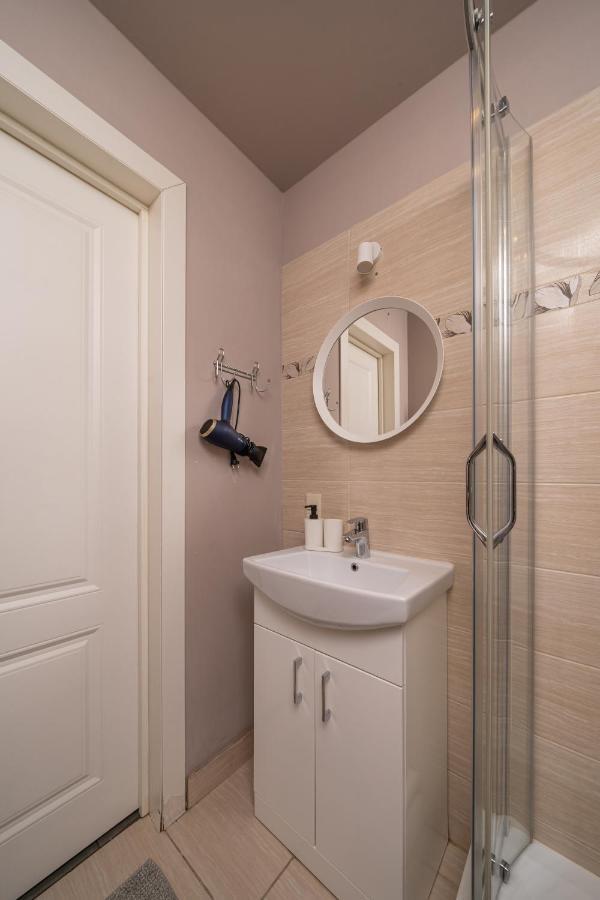 Stylish Latvian Classic 1-Bedroom Apartment Near City Center, Parks & Public Transport Links Rīga Exterior foto