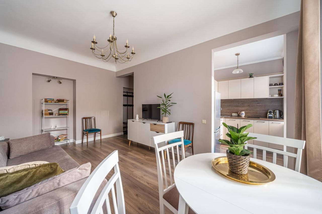 Stylish Latvian Classic 1-Bedroom Apartment Near City Center, Parks & Public Transport Links Rīga Exterior foto